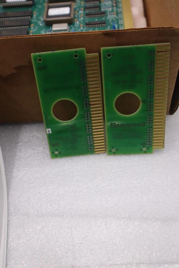 Used NEW IN BOX HONEYWELL 51305734-100 / 51305734100 STOCK G319