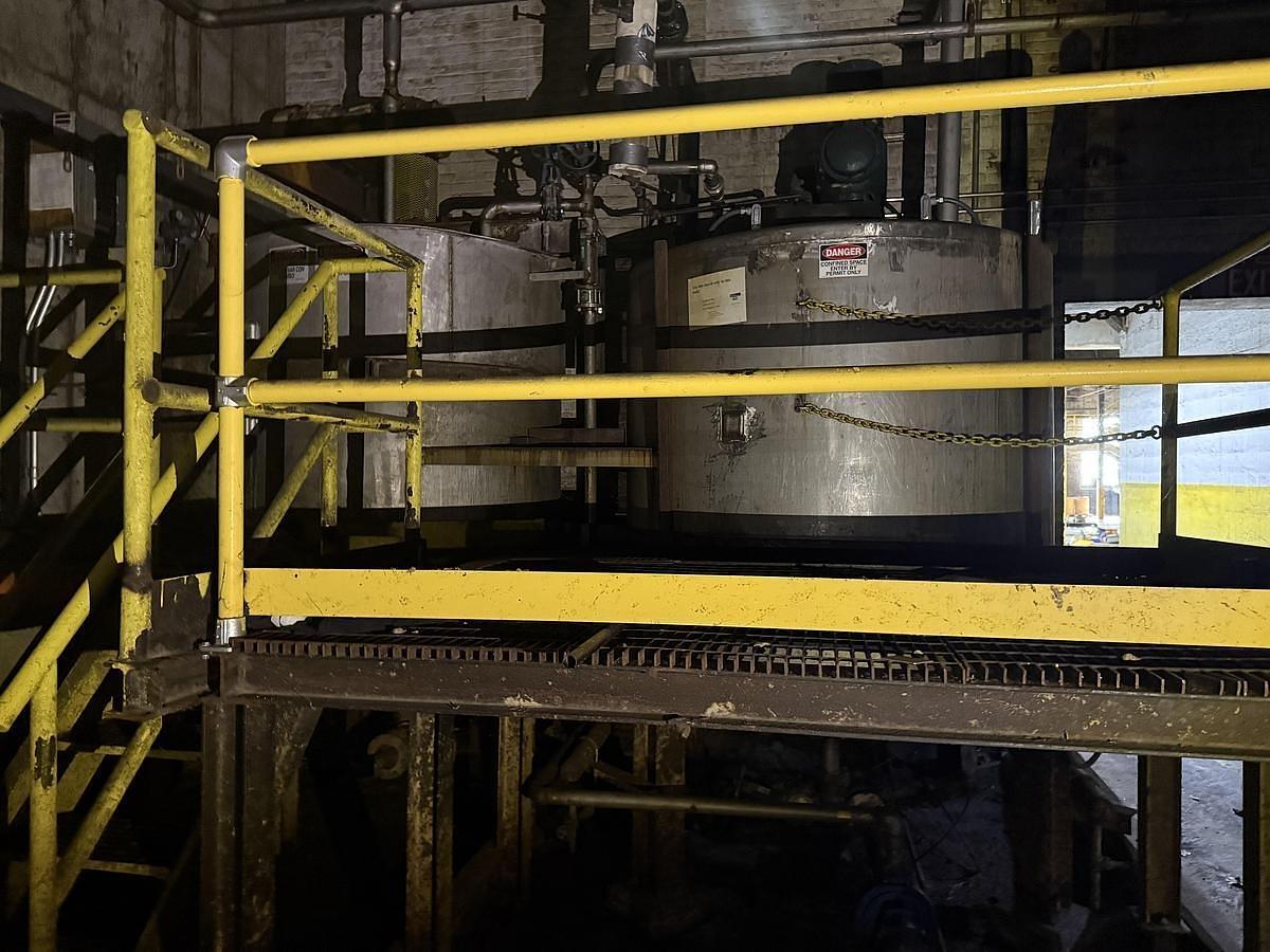 Used 1,250 GALLON 6' DIAMETER X 6' TALL TANK STAINLESS STEEL WITH AGITATOR (2 AVAIL)