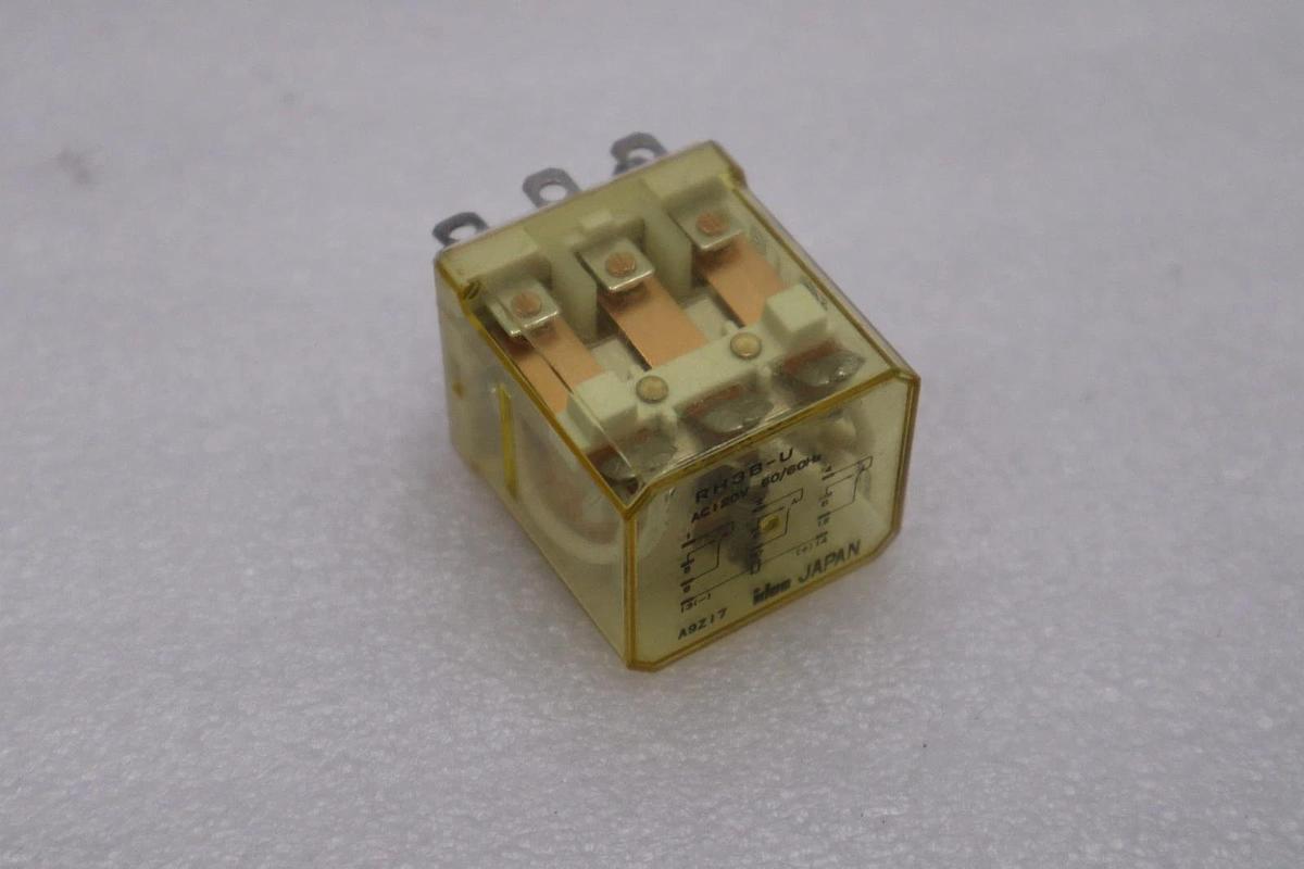 LOT OF 4 -- NEW OPEN BOX  IDEC RH4B-U Power Relay 220VAC STK H1528A