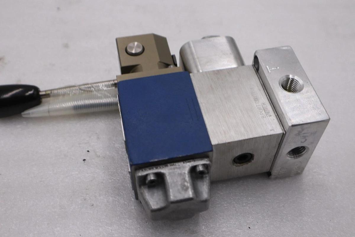 NEW OPEN BOX  REXROTH R900467936  DIRECTIONAL VALVE 4WMM6E53 STK CC185