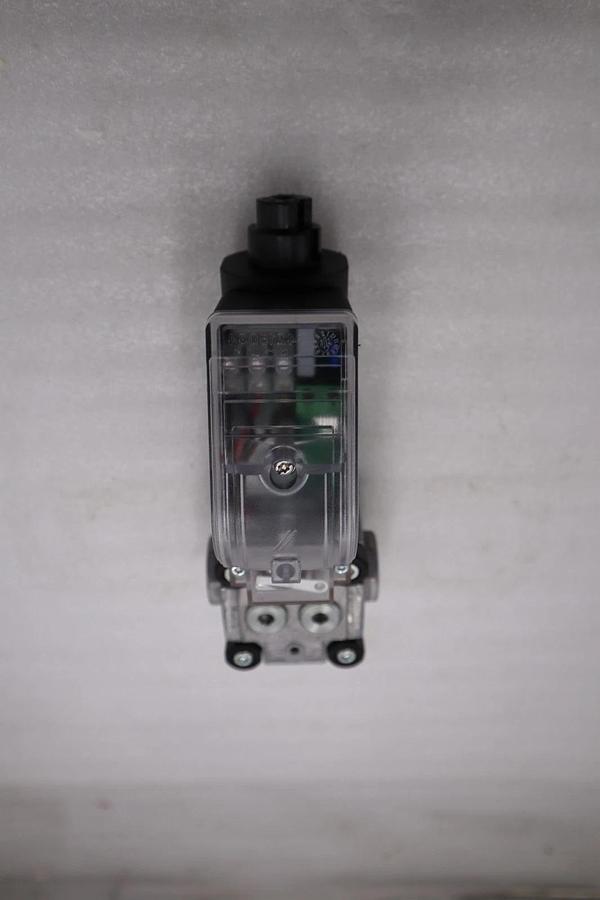 Used Kromschroder VAS115R/NQSR  GAS SOLENOID VALVE 88000100 NEW NO BOX STOCK H1114