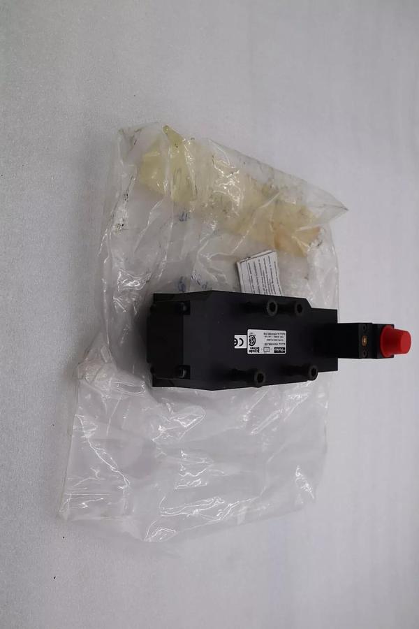 NEW Parker HE3WXBBL53B Double Solenoid Valve 3 POSITION STOCK L-597