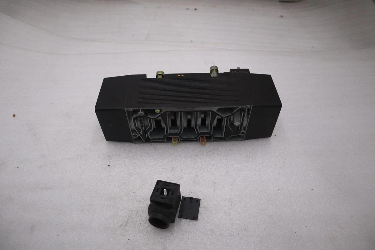NEW OPEN BOX Miller 340-8SS01 Solenoid Valve STOCK 2058B