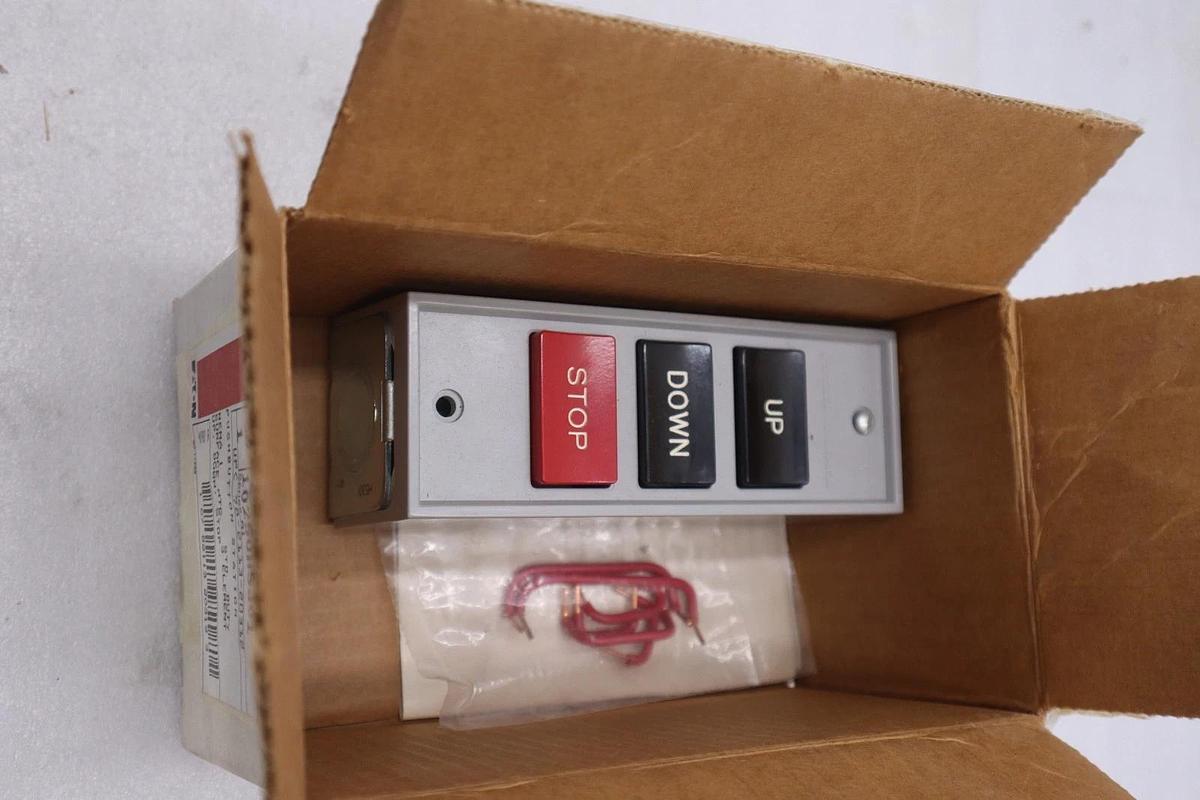 NEW OPEN BOX Cutler Hammer 10250H5301 Pushbutton Station NEMA 1 STK GF756A