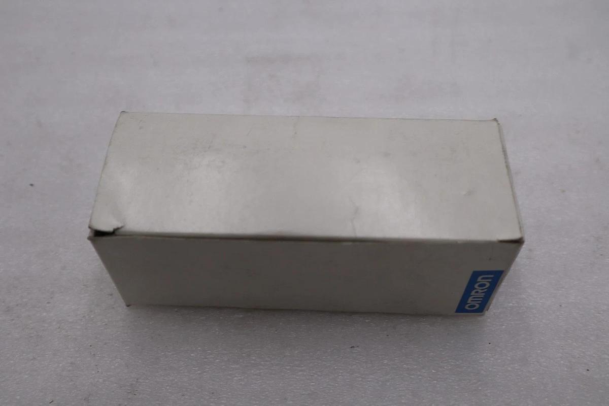 Used NEW Omron E3S-RS30E42-30 Photoelectric Switch 12-24v-dc STOCK H556A