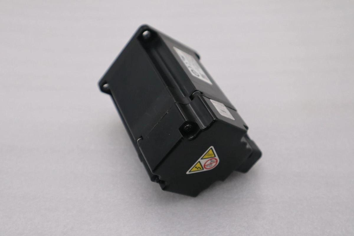 Used YASKAWA SGMJV-04AAA61/ SGMJV04AAA61 SERVO MOTOR STOCK K-2913-A