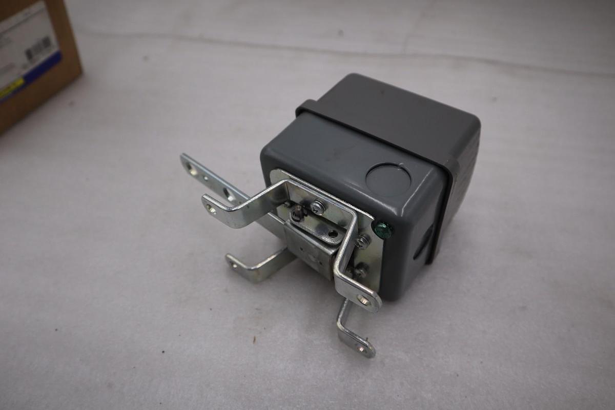Used SCHNEIDER ELECTRIC 9036GG2 Square D 9036 Open Tank Float Switch STK GF485