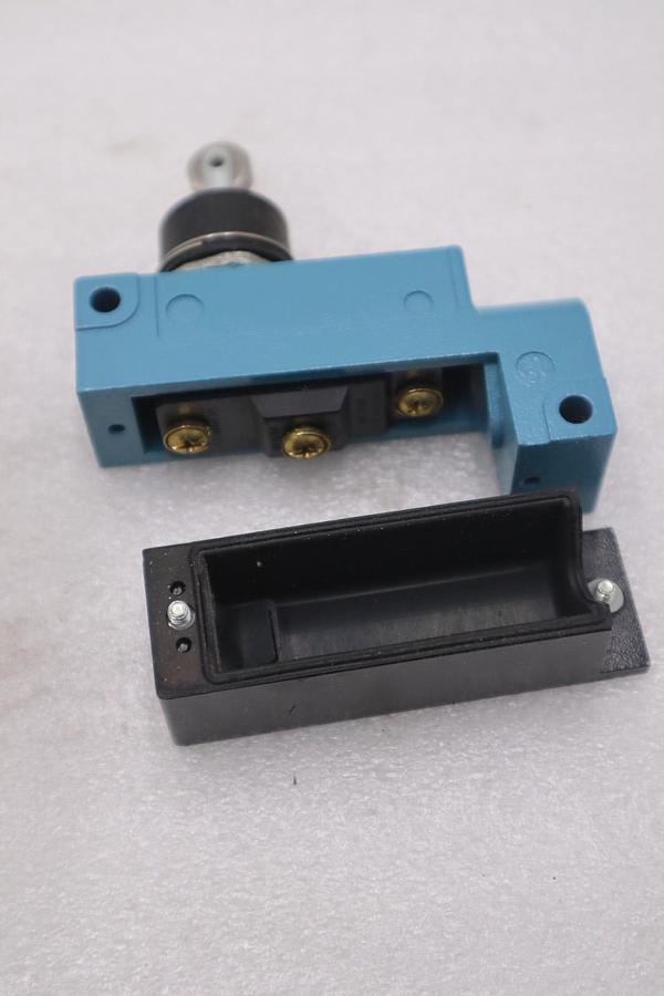 Used HONEYWELL BZG1-2RN80 LIMIT SWITCH STOCK #GF-688A