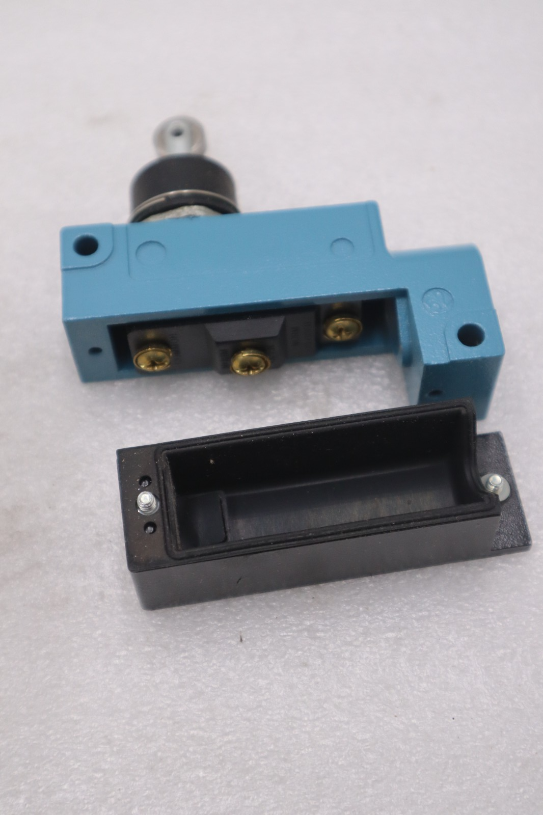 Used HONEYWELL BZG1-2RN80 LIMIT SWITCH STOCK #GF-688A