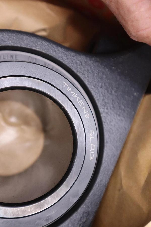 Used 2-1/2" M2000 Heavy Duty Pillow Block Bearing 19221208 MOLINE BEARING CO NEW #H69