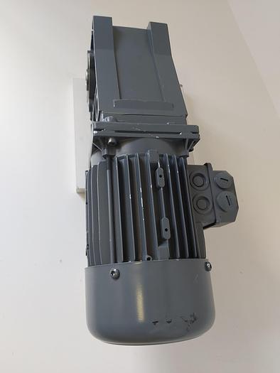 Winkelgetriebemotor mit Abtriebswelle, GKR04-2M HAR 071C42, 71,8 r/min, 69Nm, Lenze neu
