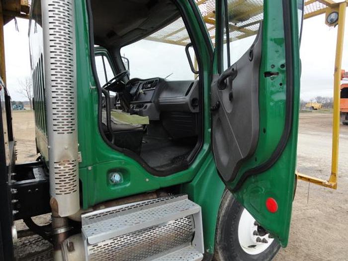 Used 2010 FREIGHTLINER BUSINESS CLASS M2 106