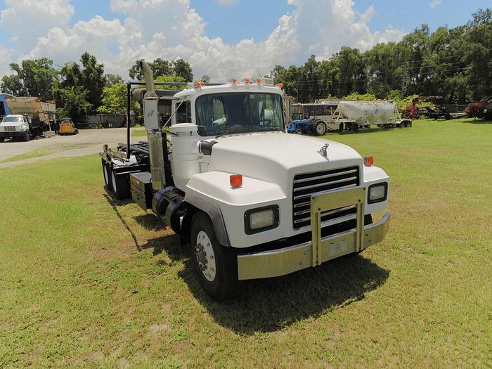 Used 2003 MACK RD 688S