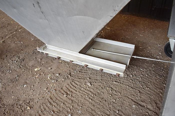 D'occasion USED 700 GALLON TANK (TOTE), STAINLESS STEEL