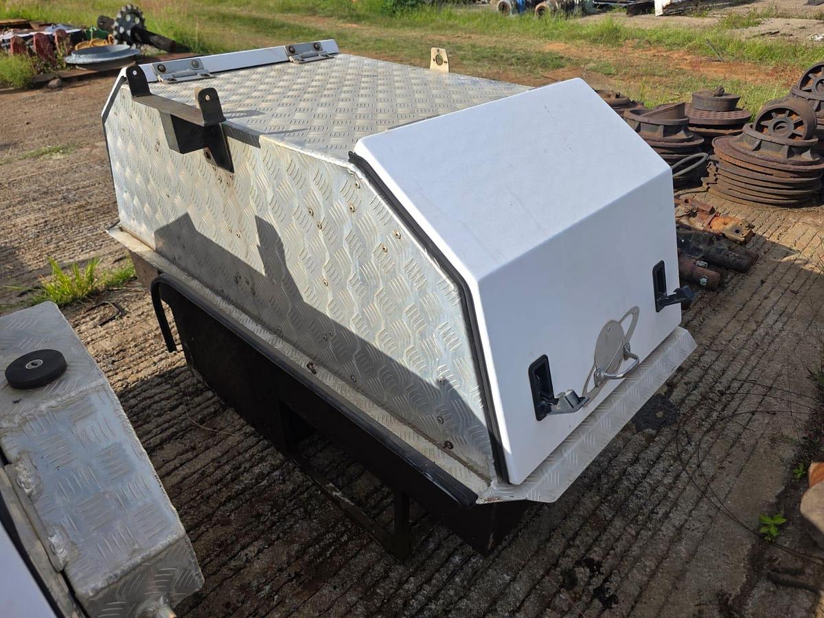 Used SMALL ALUMINUM BAKKIE TOOLBOX 1720MMX770MMX1M (USED)