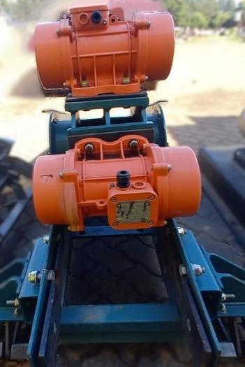 Used MINI VIBRATING SCREEN WITH 2 VIBRATING MOTORS