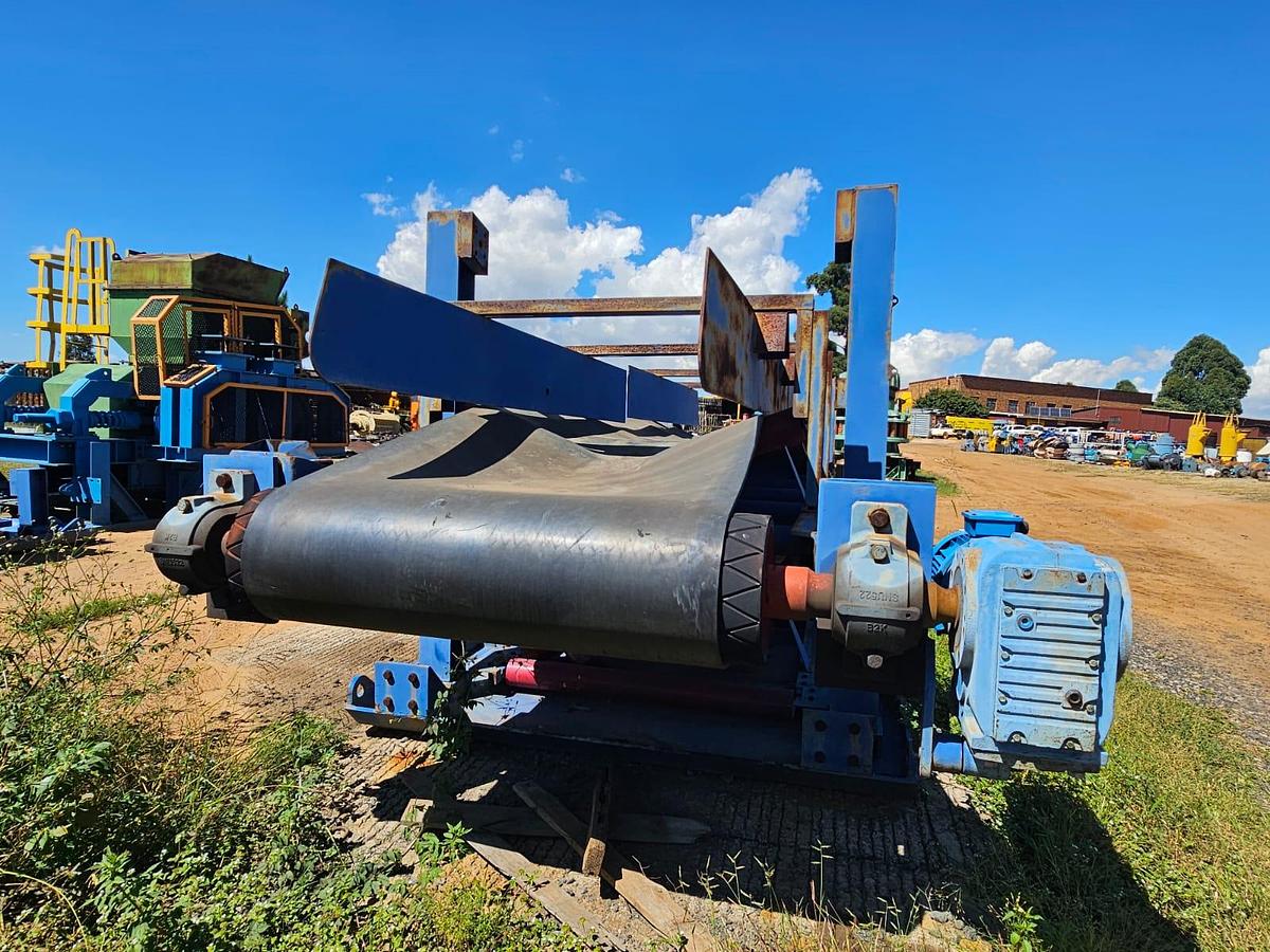 Used 1200 CONVEYOR BELT STRUCTURE ON SKIDS WITH 7.5 KW ELECTRIC MOTOR AND 1.18.96 RATIO GEARBOX 