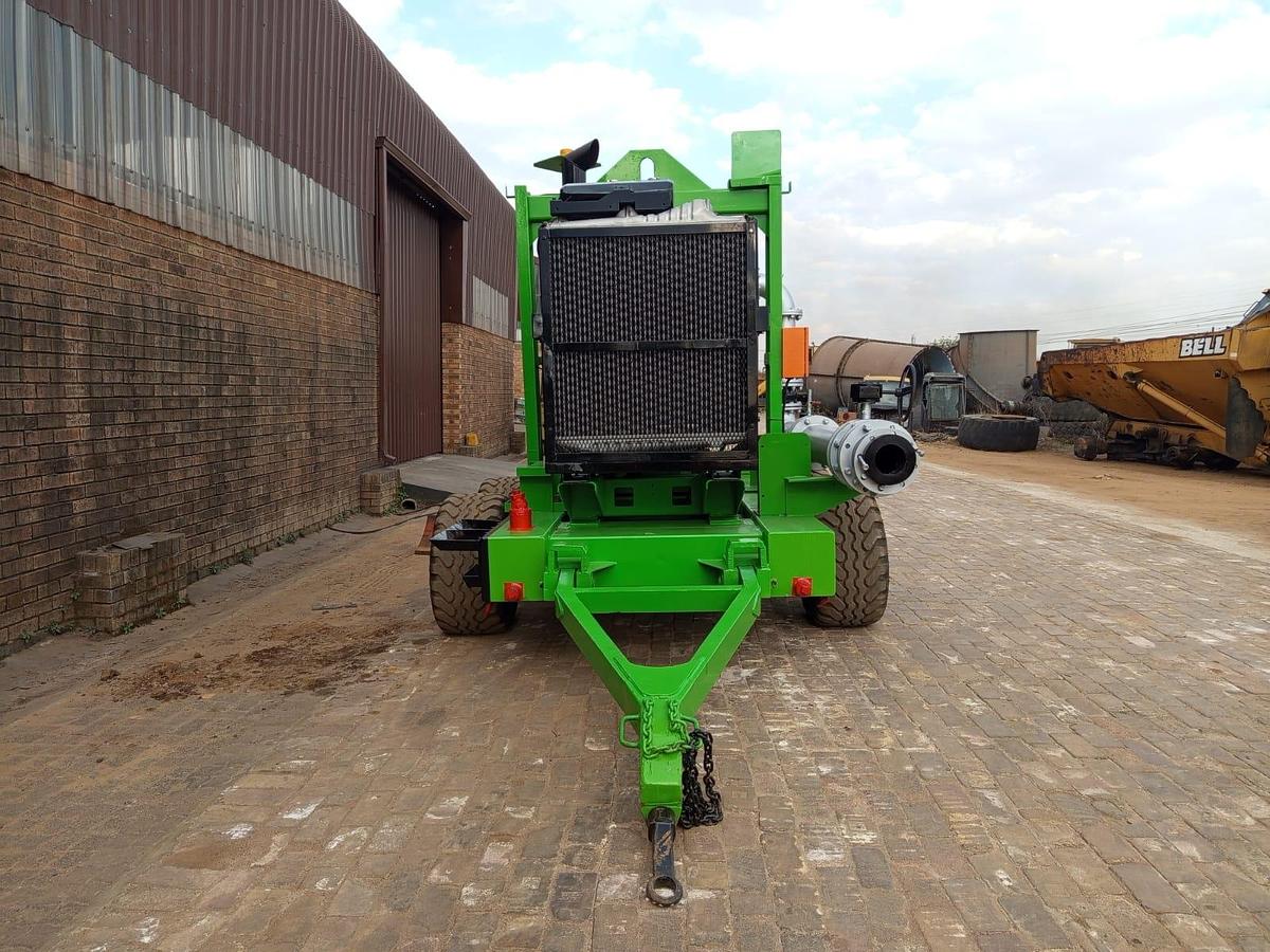 Used WATER PUMP ON A TRAILER WITH VOLVO ENGINE (BATTERIES NOT INCLUDED)