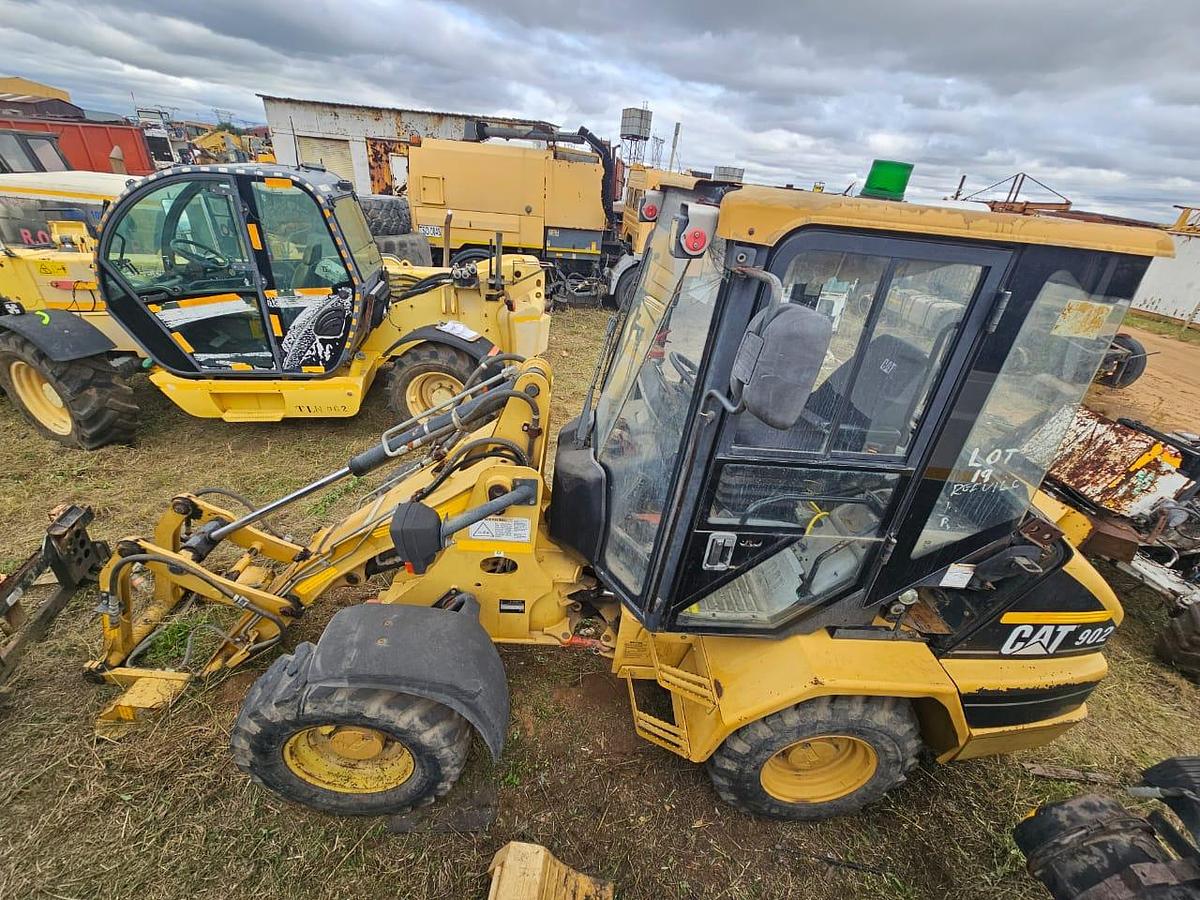 Used CATERPILLAR 902 WHEEL LOADER