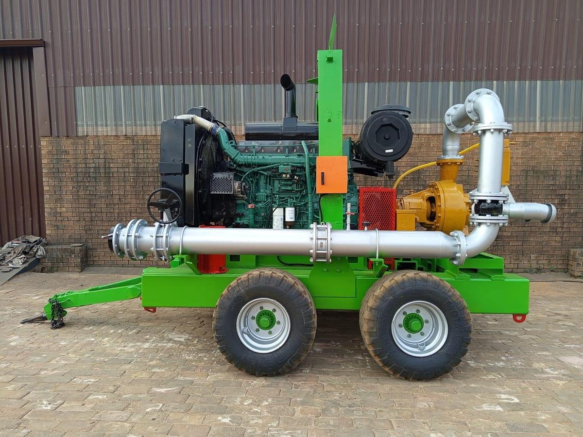 Used WATER PUMP ON A TRAILER WITH VOLVO ENGINE (BATTERIES NOT INCLUDED)
