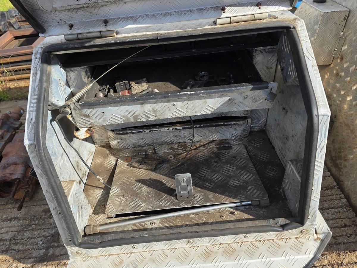 Used SMALL ALUMINUM BAKKIE TOOLBOX 1720MMX770MMX1M (USED)