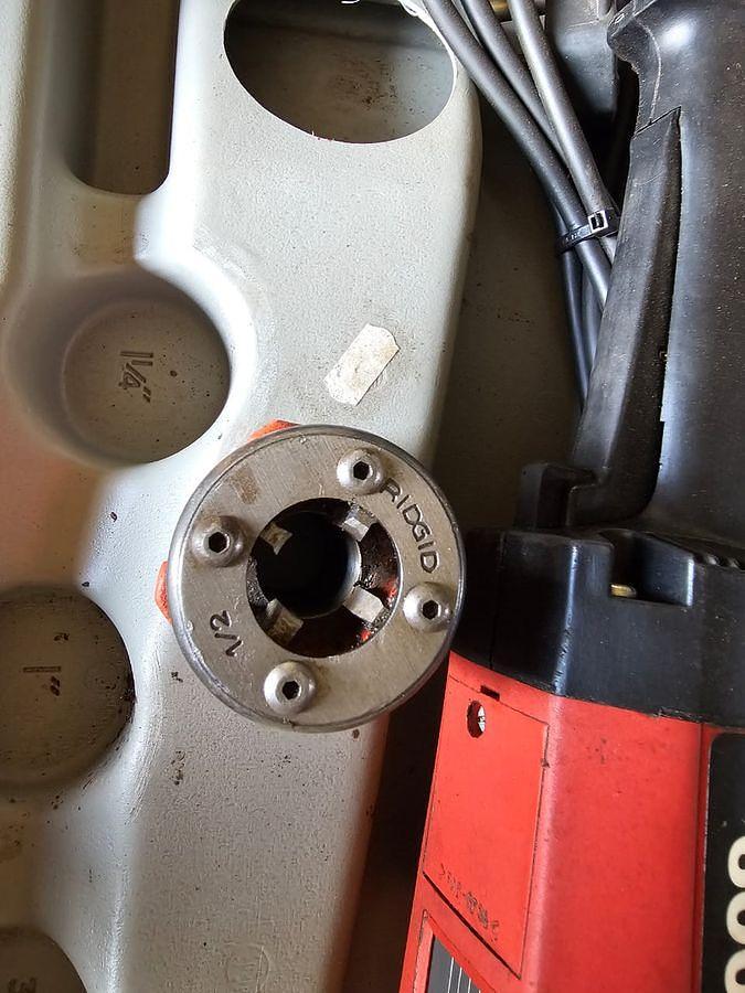 Used RIDGID 600 HEAVY DUTY PIPE THREADING MACHINE WITH DIES