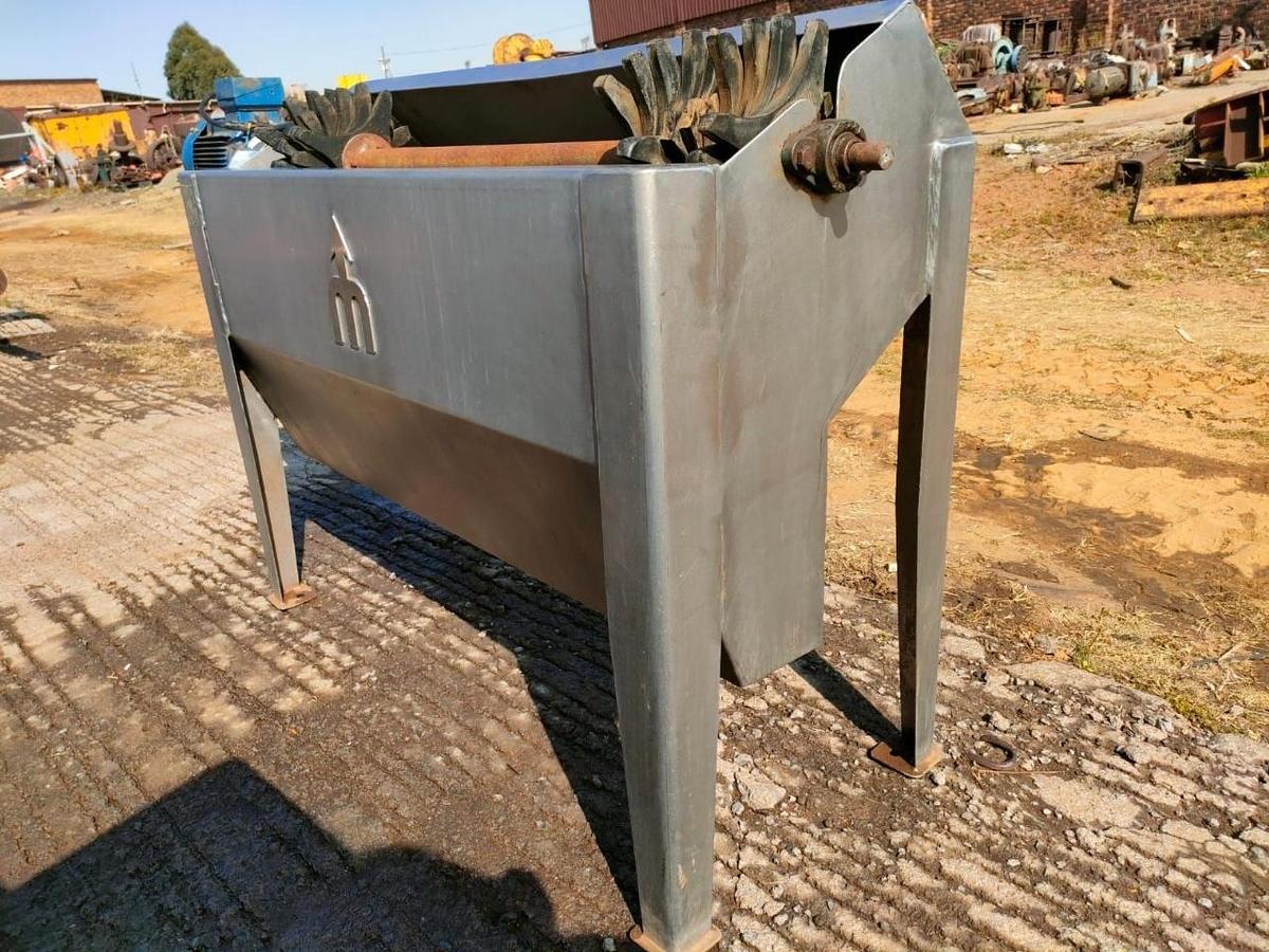 Used STAINLESS STEEL FEATHER WITH MOTOR (NOT TESTED)