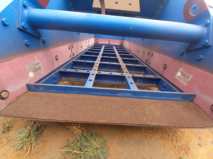 Used WEIR VIBRATING SCREEN WITH 2 X 2.3 KW DELTECH VIBRATING MOTORS (NOT TESTED)