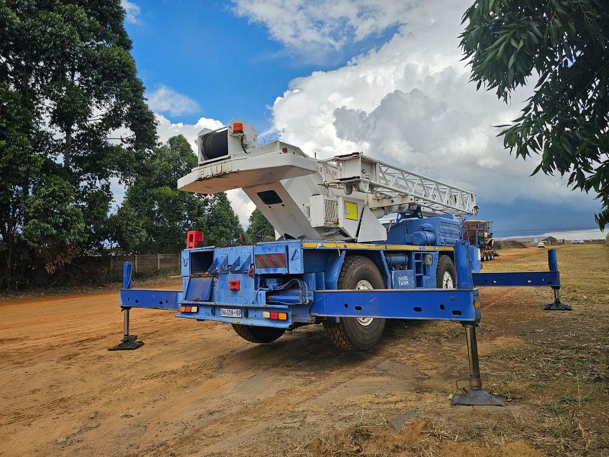 Used 30 TONNES CAPACITY FUAN CRANE - OPERATIONAL