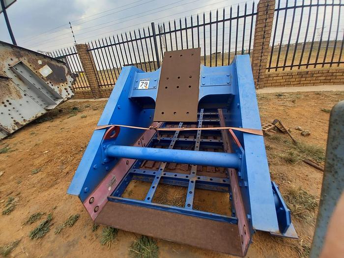 Used WEIR VIBRATING SCREEN WITH 2 X 2.3 KW DELTECH VIBRATING MOTORS (NOT TESTED)