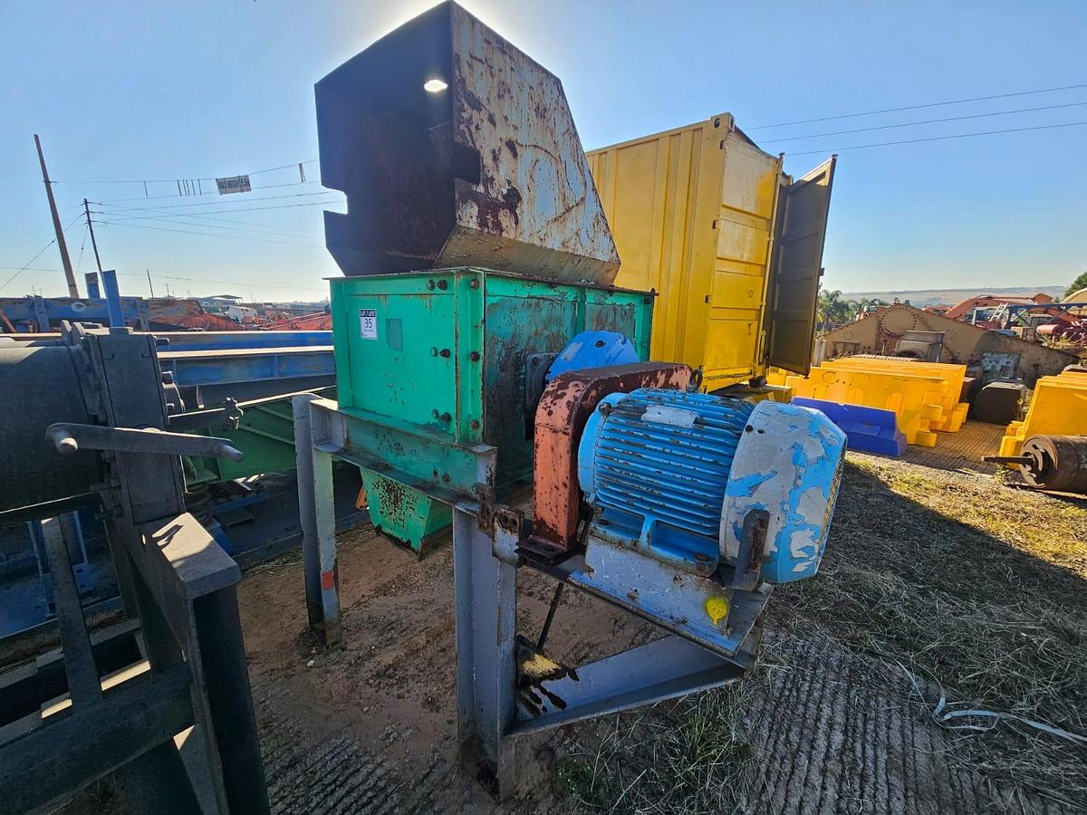 Used DOUBLE ROLL LUMP BREAKER / CRUSHER ON STAND WITH MOTOR AND GEARBOX (NOT TESTED)