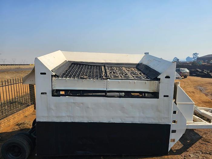 Used DIESEL MOTOR HYDRAULIC MOBILE VIBRATING SCREEN (OPERATIONAL)