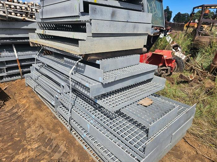 Used WALKWAY/MENTIS GRATING (VARIUS SIZES)