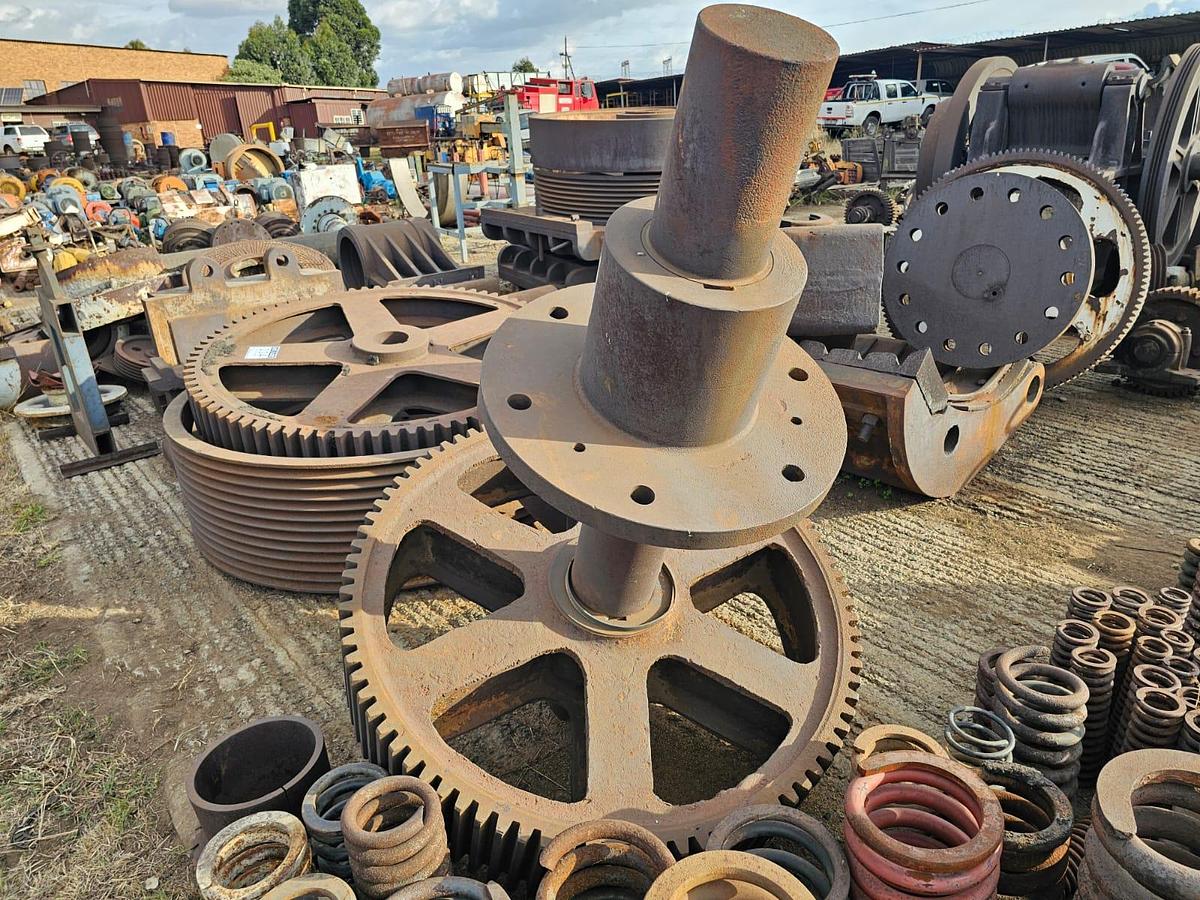 Used CRUSHER GEAR ON SHAFT