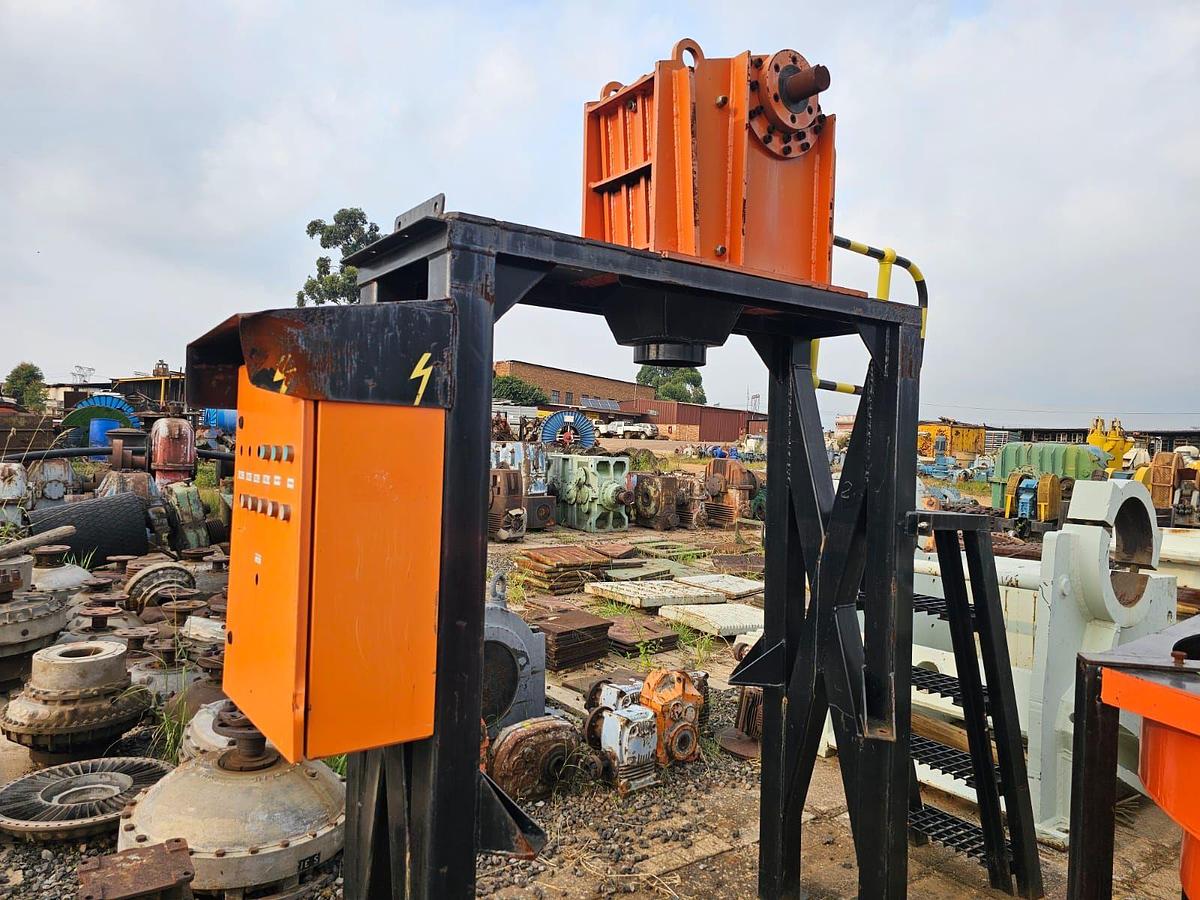 Used  JAW CRUSHER ON STAND