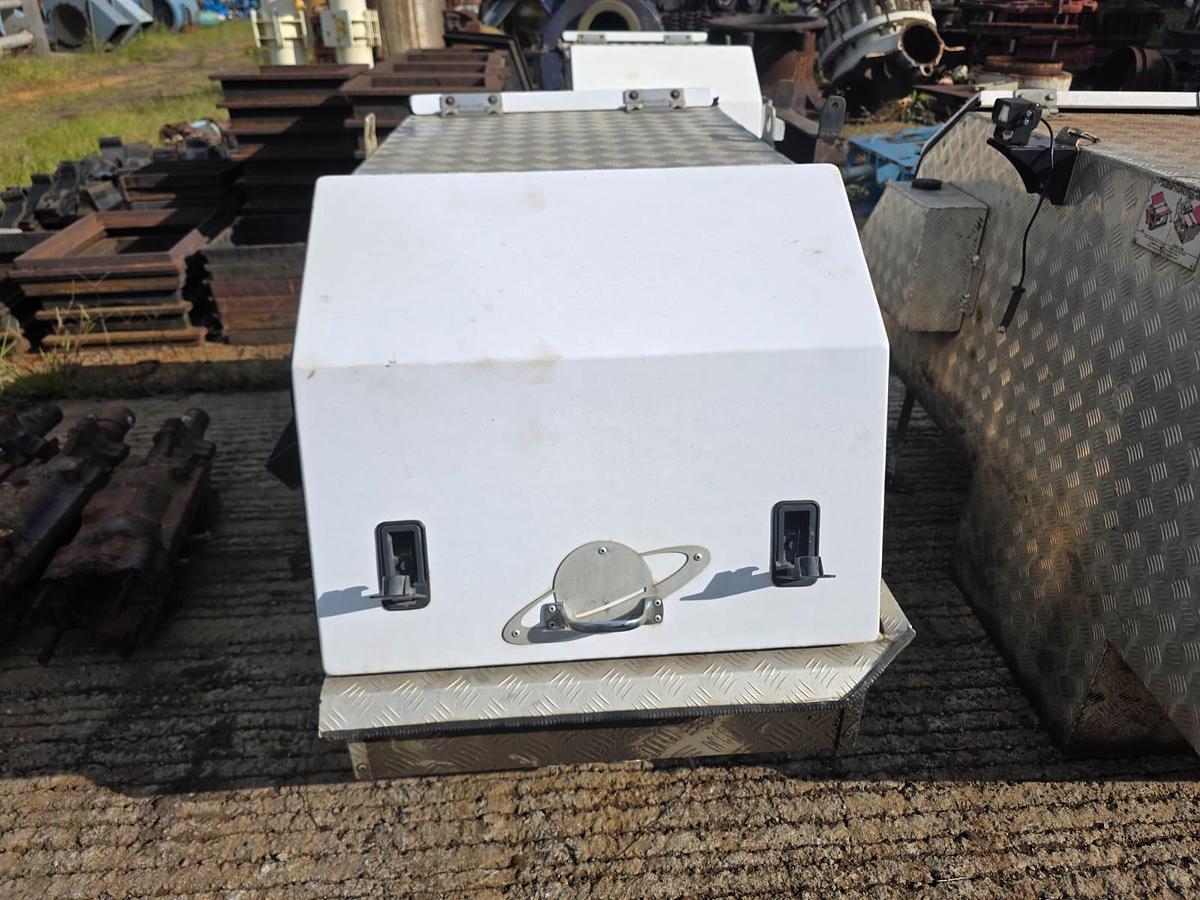 Used SMALL ALUMINUM BAKKIE TOOLBOX 1720MMX770MMX1M (USED)