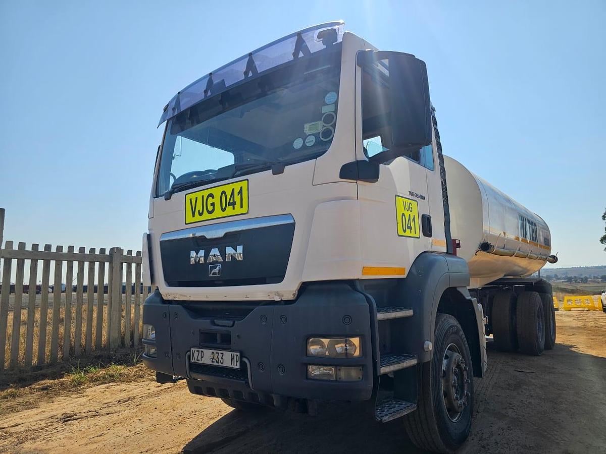 Used 18 000 LITRE WATER TRUCK