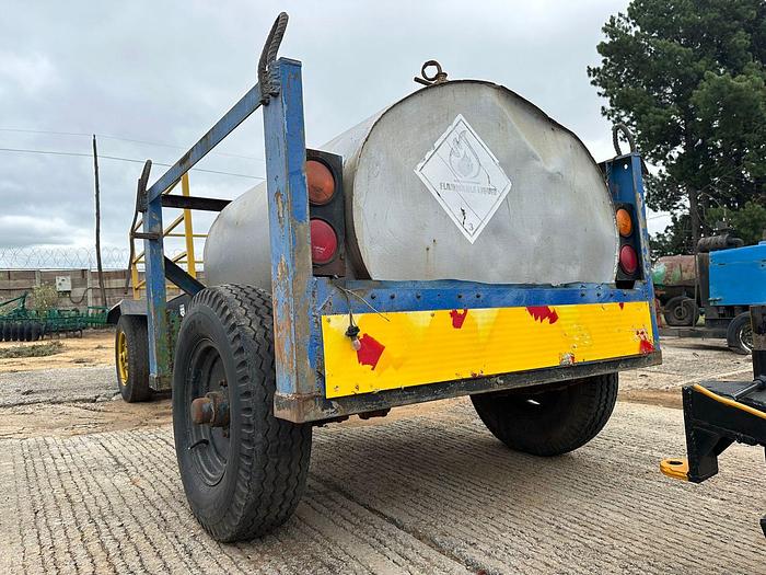 Used TRAILER WITH 1500 LITERS WATER BOWSER
