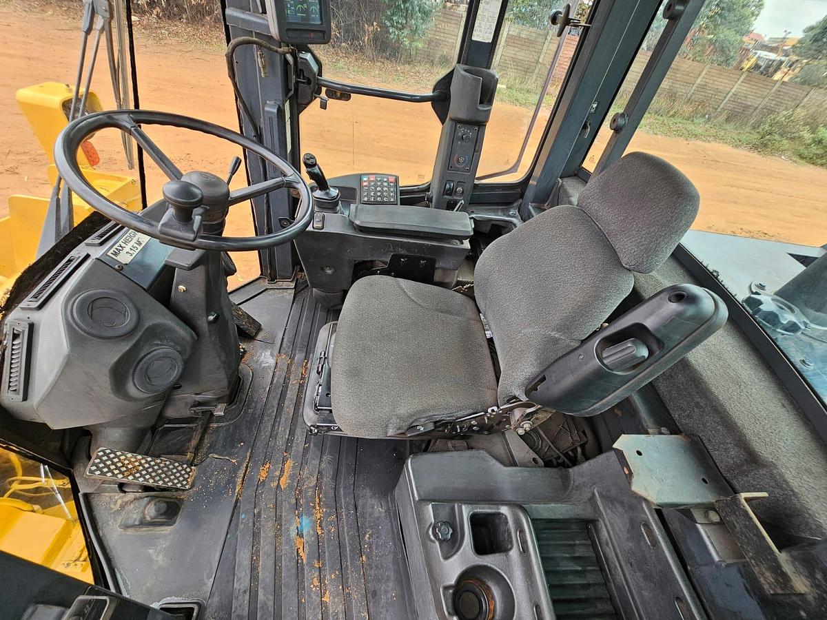 Used BELL L1204E FRONT END LOADER (USED)