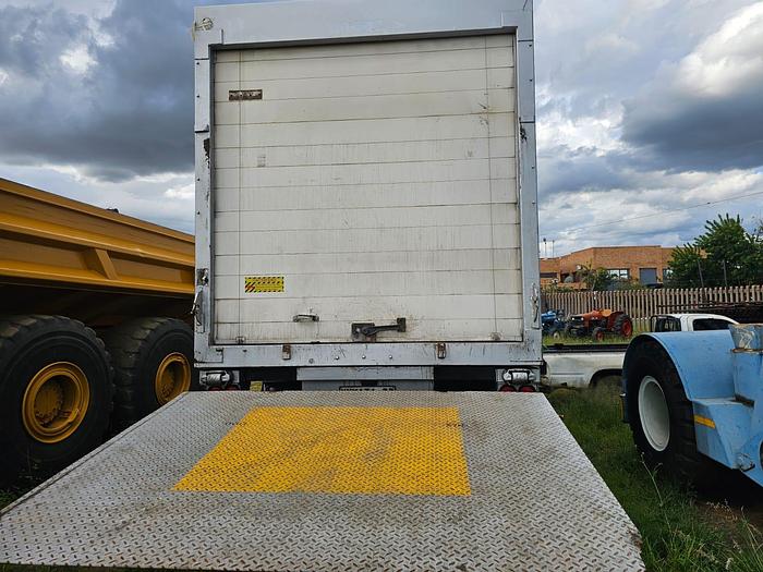Used SERCO DOUBLE AXLE ISOLATED BODY TRAILER WITH RAVIOLI TAIL LIFT