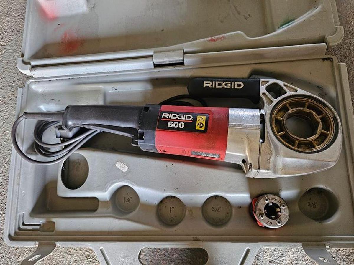 Used RIDGID 600 HEAVY DUTY PIPE THREADING MACHINE WITH DIES