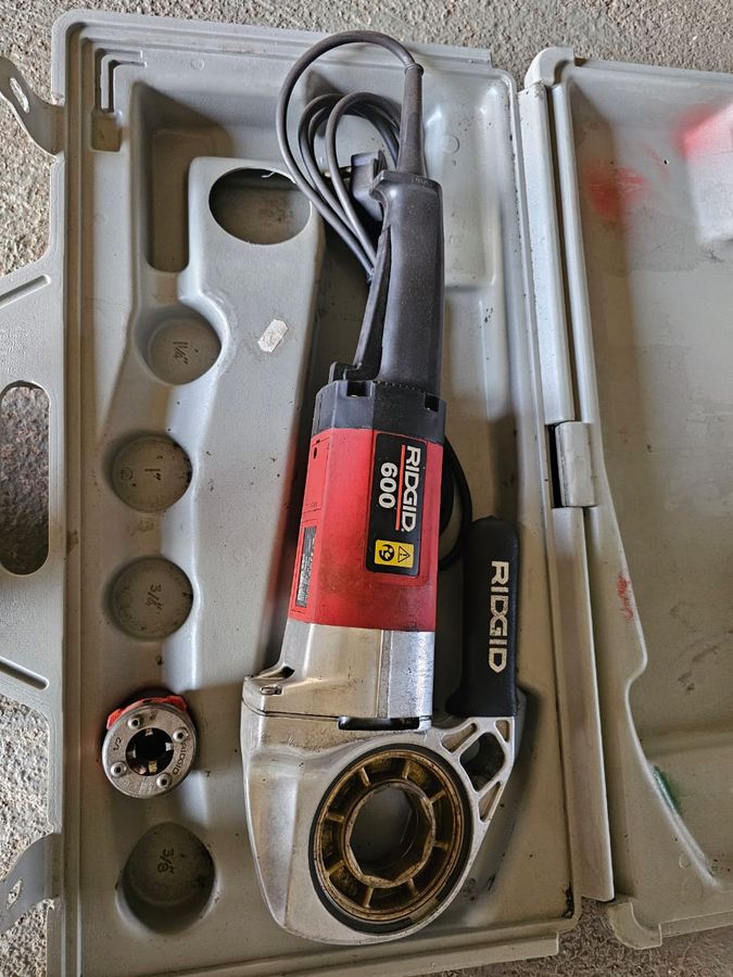 Used RIDGID 600 HEAVY DUTY PIPE THREADING MACHINE WITH DIES