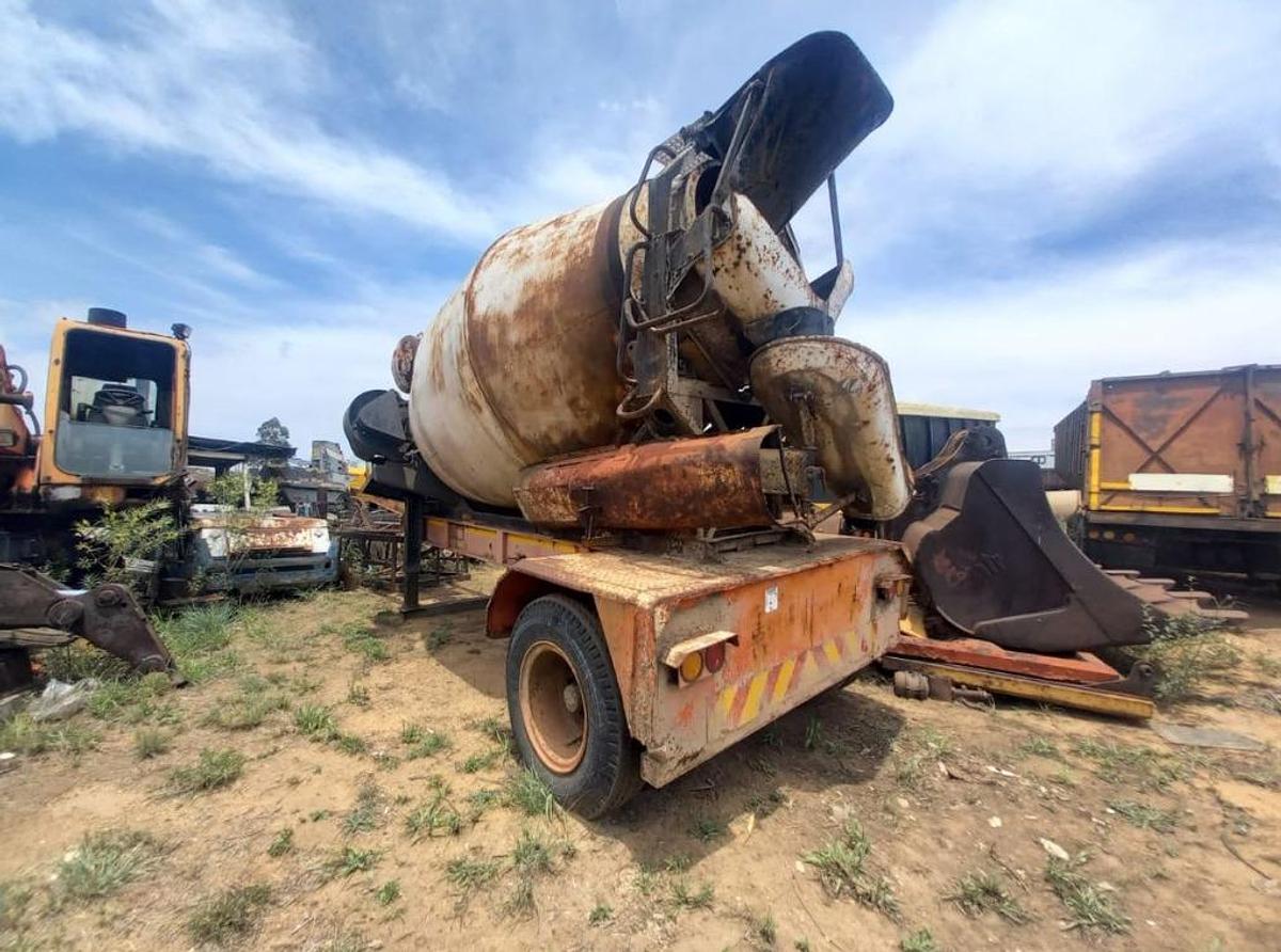 Used SIX CUBE READY-MIX CONCRETE MIXER ON TRAILER WITH DIESEL MOTOR AND HYDRAULIC DRIVES