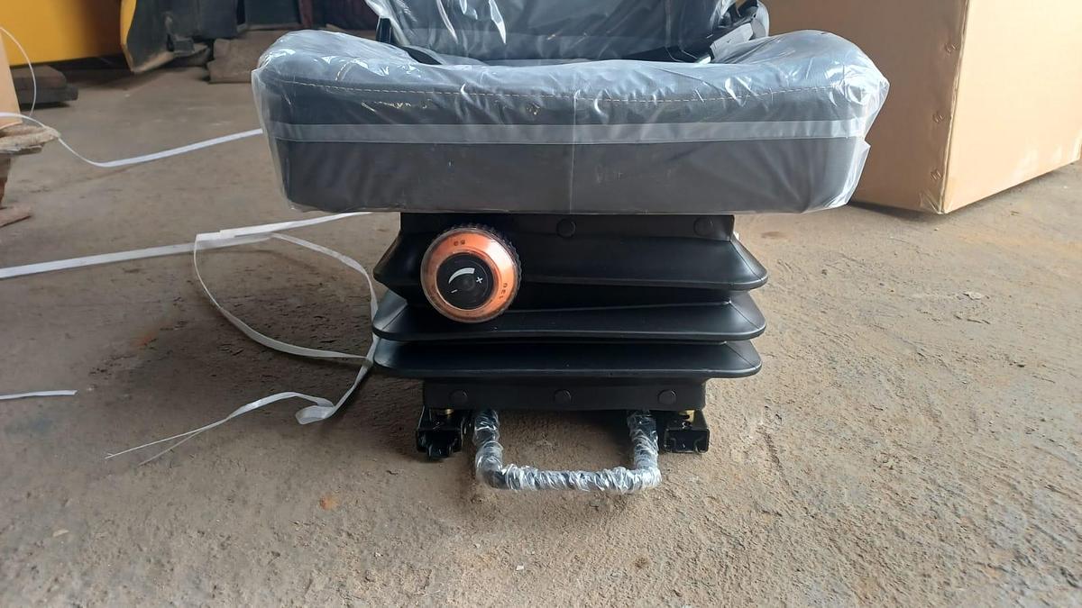 UNIVERSAL SEATS ( F.E.L AND EXCAVATORS) (NEW)