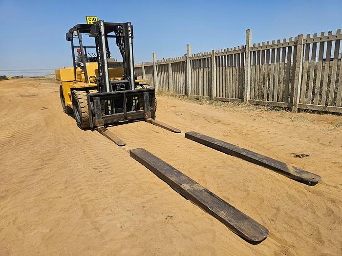 Used KOMATSU FD80H-5 FORKLIFT WITH TWO (2) EXTENDED FORKS (RUNNER) (BATTERIES NOT INCLUDED)