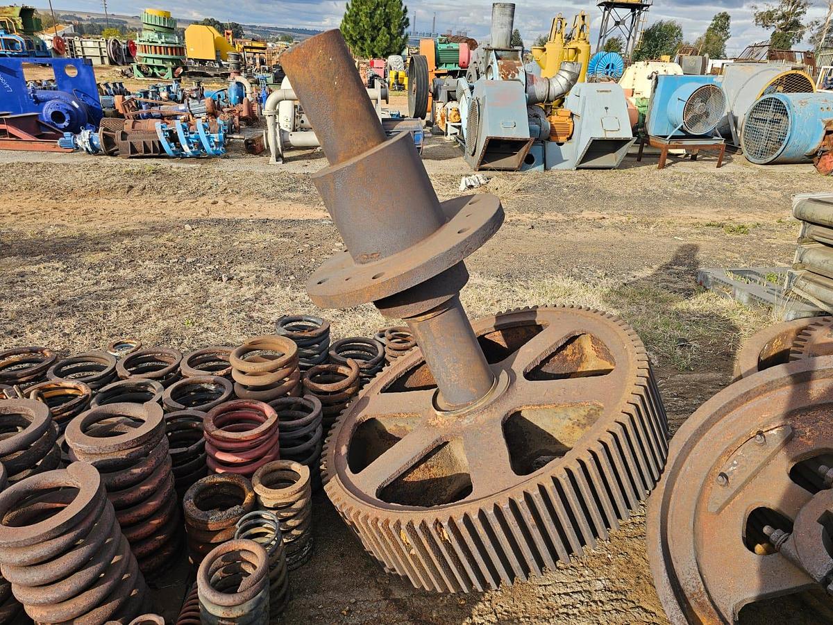 Used CRUSHER GEAR ON SHAFT