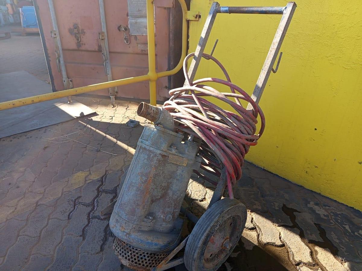 Used SUBMERSIBLE PUMP (NO PLATE)