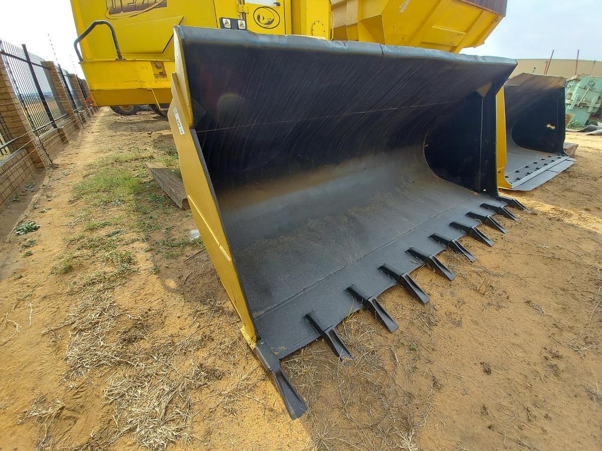 Used CAT FROND END LOADER BUCKET