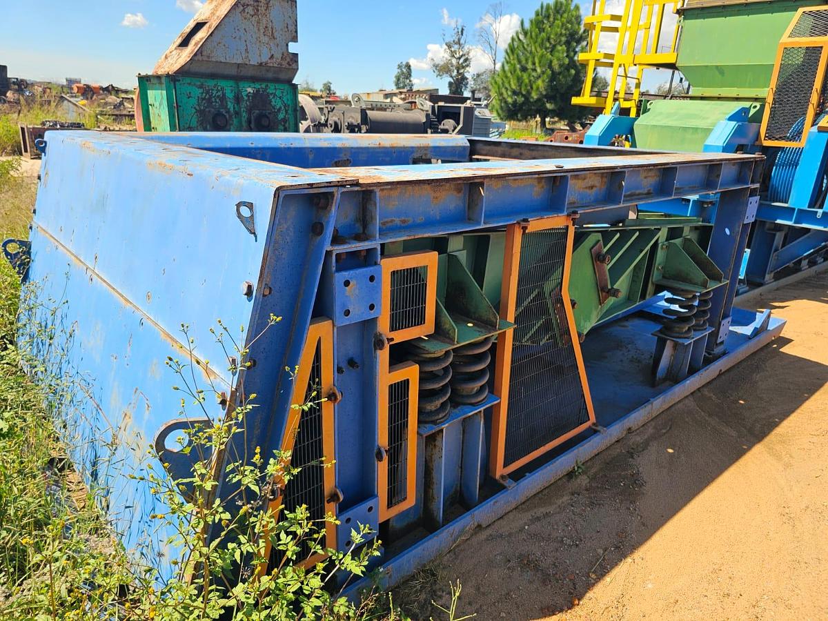 Used VIBRATING PAN FEEDER ON SKITS (USED)