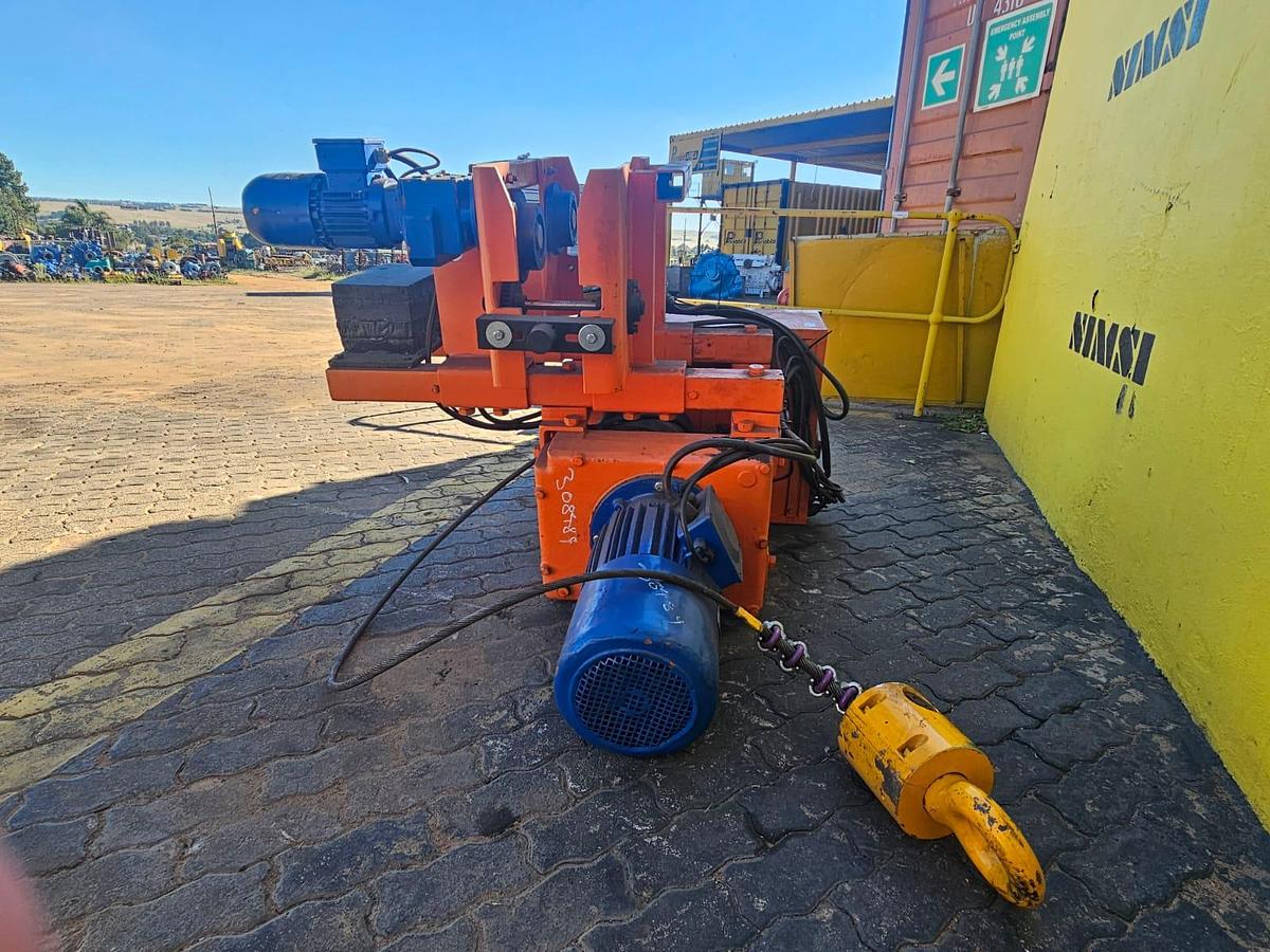 Used ELECTRIC WINCH WITH 2 ELECTRIC MOTORS , DV BOARD & REMOTE (USED)